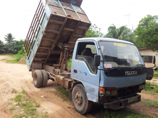Isuzu  120  hp. ยางสวย 80\%  หัวบันไดผุสองข้าง  แต่หัวสีเดิม คัตซีสวย  เครื่องแห้งสนิด  คุณกบ  จากชุมแพ ขอนแก่นมัดจำเรียบร้อยแล้วครับ