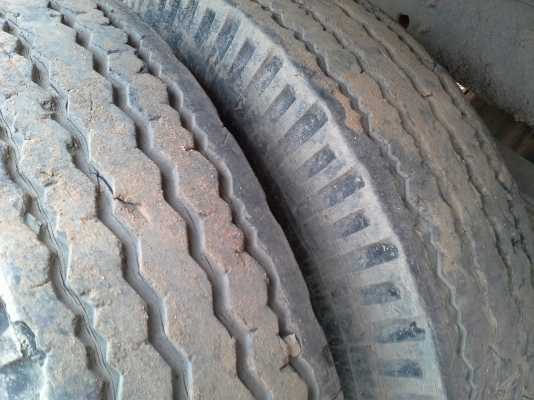 Isuzu  120  hp. ยางสวย 80\%  หัวบันไดผุสองข้าง  แต่หัวสีเดิม คัตซีสวย  เครื่องแห้งสนิด  คุณกบ  จากชุมแพ ขอนแก่นมัดจำเรียบร้อยแล้วครับ