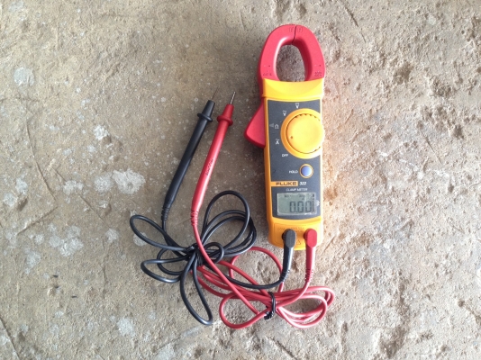 ขายมิเตอร์วัดไฟ Clamp meter ยี่ห้อ Fluke รุ่น 323 สภาพดี พร้อมใช้งาน