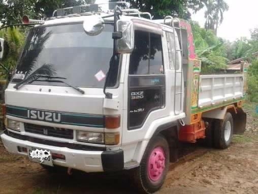 ISUZU ROCKY 195 HP 6HE1 หกล้อดั๊มพ์ กระบะดั๊มพ์เหล็ก 6 ตันความยาว 3.60 เมตรสภาพสวยจัด เครื่องแน่นแรงดี ภายในคอนโซลสวย แอร์เย็น พ.เพาเวอร์ ระบบเบรคทริ๊ปฟี้ ช่วงล่างคัชซีสวยเดิมๆไม่มีแตกไม่มีดาม ยาง 8.25 ขอบ 16 สภาพดี 80\% พร้อมบรรทุกพร้อมใช้งาน เอกสารทะเบีย