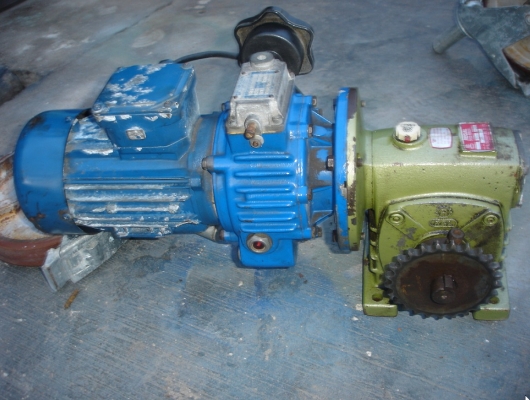 ขายมอเตอร์เกียร์พร้อมเฟืองทดปรับรอบได้ ไฟ3เฟส 0.37kw