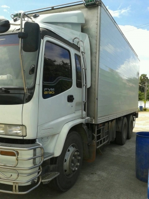 รถอีซซุ 10 ล้อ ตู้เย็น  230 แรงม้า ปี 47    สนใจติดต่อ 081 - 6079515