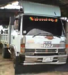 ISUZU ROCKY 195 HP 6HE1 หกล้อดั๊มพ์ กระบะดั๊มพ์เหล็ก 6 ตันของอู่สงวนศักดิ์ความยาว 3.60 เมตร เครื่องแน่นแรงดี หัวเก๋งมีหมวกสภาพสวย ภายในเก๋งคอนโซลสวยครบพร้อม แอร์เย็น พวงมาลัยเพาเวอร์ ระบบเบรคทริ๊ปฟี้ ช่วงล่างคัชซีสวยเดิมๆไม่มีแตกไม่มีดาม ยาง 8.25 ขอบ 16 ส