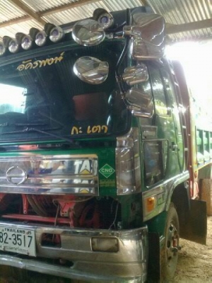 ขาย6ล้อดั๊มดินสวยจัด อายุน้อย HINO FD HO7D195hpเครื่องดี ช่วงล่างแน่น คัสซีสวย กระบะดั๊มเหล็กสวย พื้นดีข้างดี หัวบางสีสวย ภายในครบ แอร์ พ.พาวเวอร์ เบรคทริฟฟี่ ยาง8.25 สวย6เส้น พร้อมใช้ พร้อมลุยงาน เอกสารเล่มทะเบียนครบ ราคาต่อรองได้เด้อ พี่น้องครับ