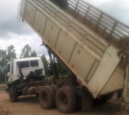 HINO FM 2K 260 HP K13D สิบล้อดั๊มพ์ กระบะดั๊มพ์มิเนียม 12 ตันสภาพสวยพื้นเหล็กไม่มีผุกร่อน เครื่องแน่นแรงดีไม่มีเยิ้ม หัวเก๋งสมอเงินภายในเก๋งคอนโซลสวยครบ แอร์เย็น พวงมาลัยเพาเวอร์ ระบบเบรคทริ๊ปฟี้ ช่วงล่างคัชซีสวยเดิมไม่มีบวม ยางสภาพดี 70\% พร้อมบรรทุกพร้อม