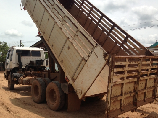 HINO FM 2K 260 HP K13D สิบล้อดั๊มพ์ กระบะดั๊มพ์มิเนียม 12 ตันสภาพสวยพื้นเหล็กไม่มีผุกร่อน เครื่องแน่นแรงดีไม่มีเยิ้ม หัวเก๋งสมอเงินภายในเก๋งคอนโซลสวยครบ แอร์เย็น พวงมาลัยเพาเวอร์ ระบบเบรคทริ๊ปฟี้ ช่วงล่างคัชซีสวยเดิมไม่มีบวม ยางสภาพดี 70\% พร้อมบรรทุกพร้อม