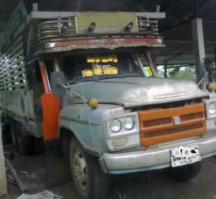 ISUZU TX 165 HP 6BD1 รถหัวยาวสิบล้อ 2 เพลา กระบะไม้คอกสูงเกษตรความยาว 5.80 เมตรสภาพอย่างสวย เครื่องแห้งแรงดี ภายในคอนโซลสวยครบพร้อม พวงมาลัยเพาเวอร์ ช่วงล่างชุดเพลากับเฟืองท้ายใหญ่ คัชซีไม่ผุไม่บวม ยางสภาพดี 10 เส้นประมาณ 70\% พร้อมบรรทุกพร้อมใช้งาน เอกสาร