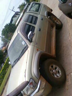 Toyota D4D 2.5 4&times;4 ปี45 ตัว E พร้อมแครี่บอยอย่างสวย มีแอรหลังครับ ห้องเครื่องเดิม สีเดิมครับ