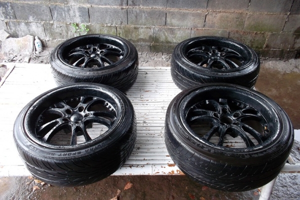 ขายล้อแม็ก ขอบ17 5รู100 แถมยาง 205/45/17 ครับ ขายล้อแม็ก ขอบ17 5รู100 แถมยาง 205/45/17 ครับ