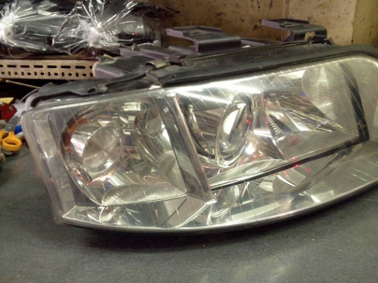 ไฟหน้า AUDI A6 ด้านขวา แท้เก่าสภาพสวย ไฟหน้า AUDI A6 ด้านขวา แท้เก่าสภาพสวย