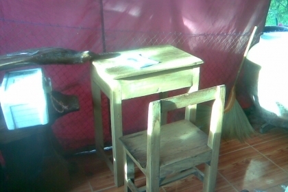 ชุดโต๊ะนักเรียนเก่าไม้สักแผ่นเดียวเป็นไม้สักแผ่นเดียวครับเป็นโต๊ะโบราณสมัยก่อนครับ  เนื้อไม้ดีมากครับแน่นปึกครับใช้ยาวครับรุ่นนี้คุ้มครับน่าสะสมครับ