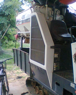 รถเกี่ยวข้าวรุ่น DC 60 มี 2 คัน รถเกี่ยวข้าวรุ่น DC 60 มี 2 คัน