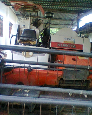 รถเกี่ยวข้าวรุ่น DC 60 มี 2 คัน รถเกี่ยวข้าวรุ่น DC 60 มี 2 คัน