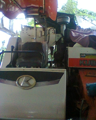 รถเกี่ยวข้าวรุ่น DC 60 มี 2 คัน รถเกี่ยวข้าวรุ่น DC 60 มี 2 คัน