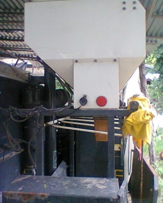 รถเกี่ยวข้าวรุ่น DC 60 มี 2 คัน รถเกี่ยวข้าวรุ่น DC 60 มี 2 คัน