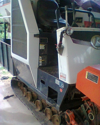 รถเกี่ยวข้าวรุ่น DC 60 มี 2 คัน รถเกี่ยวข้าวรุ่น DC 60 มี 2 คัน