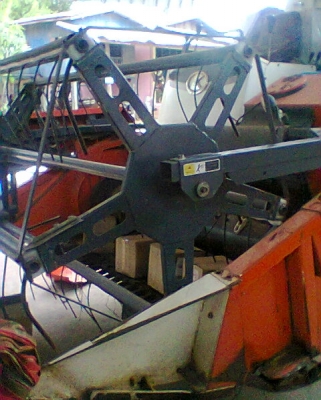 รถเกี่ยวข้าวรุ่น DC 60 มี 2 คัน รถเกี่ยวข้าวรุ่น DC 60 มี 2 คัน