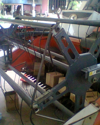 รถเกี่ยวข้าวรุ่น DC 60 มี 2 คัน รถเกี่ยวข้าวรุ่น DC 60 มี 2 คัน