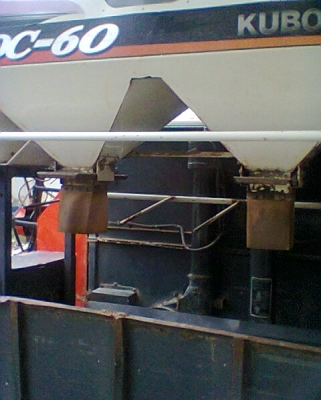 รถเกี่ยวข้าวรุ่น DC  60   มี 2 คัน