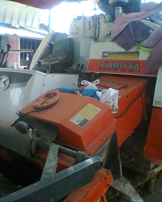 รถเกี่ยวข้าวรุ่น DC 60 มี 2 คัน รถเกี่ยวข้าวรุ่น DC 60 มี 2 คัน