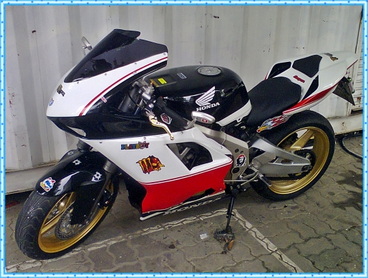 ขาย CBR400 ปี89 แฟริ่งแต่ง Ducati1198 ทะเบียนแท้ บริการส่งทั่วไทย ขาย CBR400 ปี89 แฟริ่งแต่ง Ducati1198 ทะเบียนแท้ บริการส่งทั่วไทย