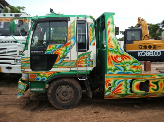 รถสิบล้อฮีโน่ 2 เพลา บรรทุกรถเกี่ยวข้าว