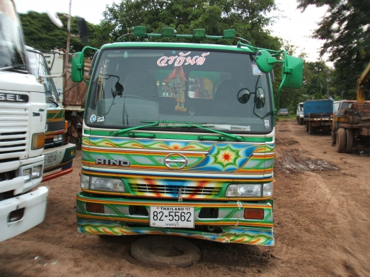 รถสิบล้อฮีโน่ 2 เพลา บรรทุกรถเกี่ยวข้าว รถสิบล้อฮีโน่ 2 เพลา บรรทุกรถเกี่ยวข้าว