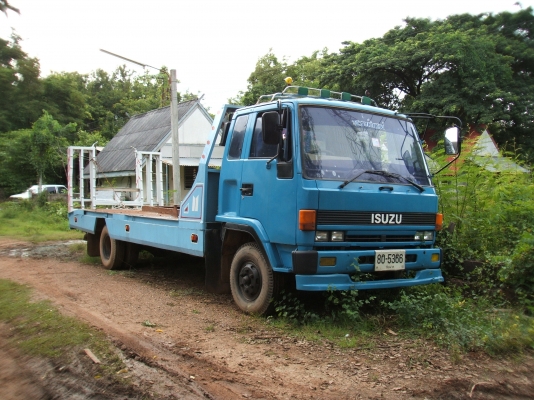 รถ 6 ล้อ บรรทุกรถเกี่ยวข้าวหรือรถตีดิน