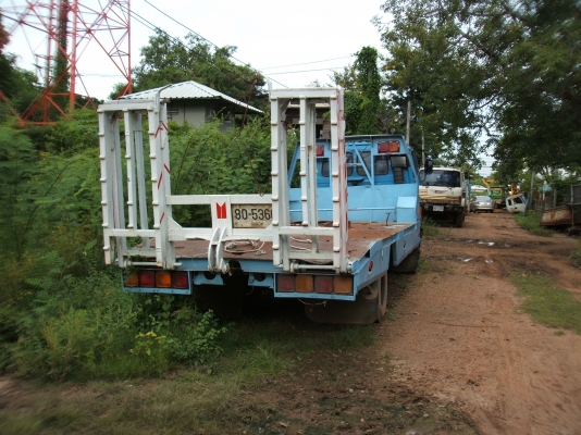 รถ 6 ล้อ บรรทุกรถเกี่ยวข้าวหรือรถตีดิน รถ 6 ล้อ บรรทุกรถเกี่ยวข้าวหรือรถตีดิน