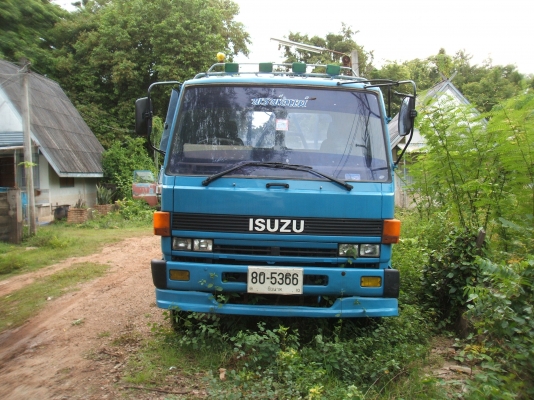 รถ 6 ล้อ บรรทุกรถเกี่ยวข้าวหรือรถตีดิน รถ 6 ล้อ บรรทุกรถเกี่ยวข้าวหรือรถตีดิน