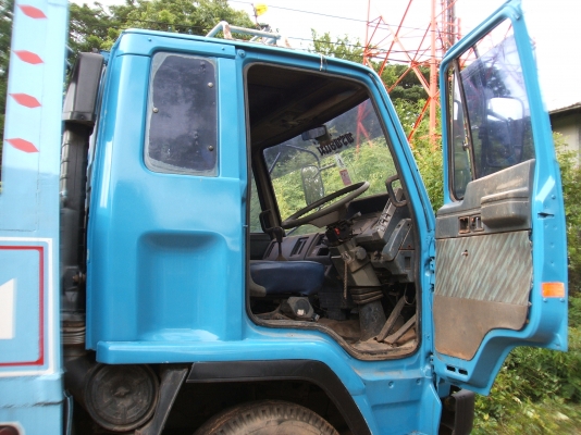 รถ 6 ล้อ บรรทุกรถเกี่ยวข้าวหรือรถตีดิน รถ 6 ล้อ บรรทุกรถเกี่ยวข้าวหรือรถตีดิน