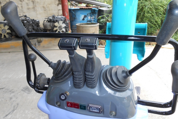 ขายรถขุดขนาดจิ๋ว KOMUTSU PC 10 MR เก่านอกปรับสถาพแล้ว