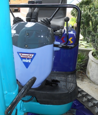 ขายรถขุดขนาดจิ๋ว KOMUTSU PC 10 MR เก่านอกปรับสถาพแล้ว