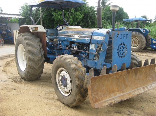 ขายรถไถ FORD 6610 4x4WD คานหน้าคาลาโร่ รถไม่มีทะเบียนครับ