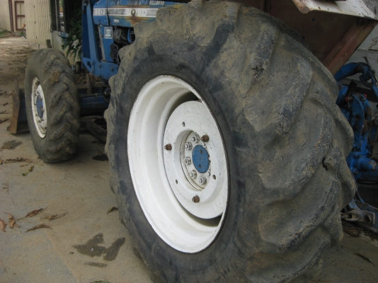 ขายรถไถ FORD 6610 4x4WD คานหน้าคาลาโร่ รถไม่มีทะเบียนครับ