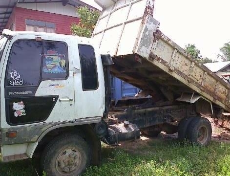 HINO 185 HP HO7C หกล้อดั๊มพ์ กระบะดั๊มพ์เหล็ก 6 ตันความยาว 3.60 เมตรสภาพดีไม่มีผุกร่อน เครื่องแห้งแรงดีไม่เยิ้ม หัวเก๋งไฮเทคสภาพสวยภายในคอนโซลครบพร้อม พวงมาลัยเพาเวอร์ ช่วงล่างยาง 8.25 ขอบ 16 สภาพดี 70\% พร้อมใช้งาน เอกสารเล่มทะเบียนครบพร้อมโอน ราคาต่อรองไ