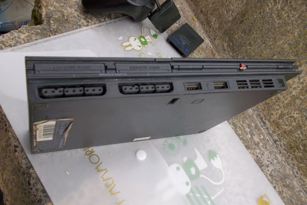 ขายเกมเพล2สภาพพร้อมใช้งานได้ดียังไม่เคยซ่อมอุปกรที่ได้รับตามรูปเลยคับ ขายเกมเพล2สภาพพร้อมใช้งานได้ดียังไม่เคยซ่อมอุปกรที่ได้รับตามรูปเลยคับ