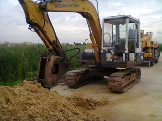 ขายรถแบ็คโฮ komatsu pc60 รุ่น 5 เครื่องปั๊มเดิม หัวเจาะพร้อมบุ้งกี๋ เอกสารสัญญาซื้อขาย