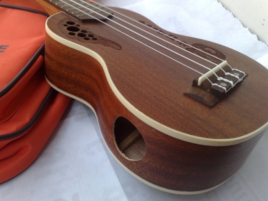 ขายอูคูเลเล่สภาพใหม่ ตัวทำจากไม้ไม้มะฮอกกานีชนิดขัดพิเศษสายไส้แกะคุณภาพดีซื้อมาในราคา3900บาท เเต่จะขายเพี่ยง2900บาทยอมขาดทุน