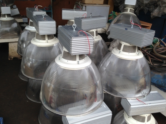 ขายโคมไฟเดย์ไลน์ พร้อมหลอดไฟ 220 V พร้อมใช้งาน สภาพสวย มีหลายตัวครับ