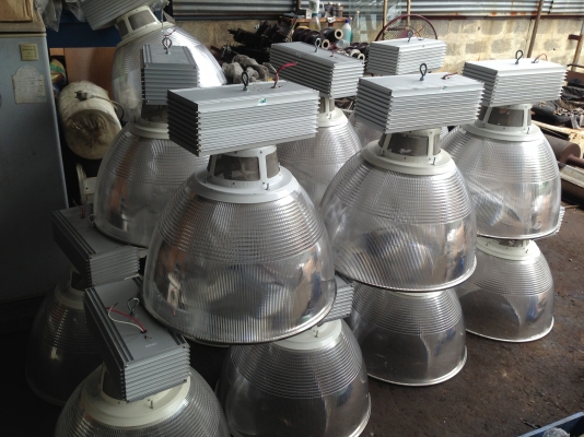 ขายโคมไฟเดย์ไลน์ พร้อมหลอดไฟ 220 V พร้อมใช้งาน สภาพสวย มีหลายตัวครับ