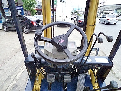 ขายรถยกโคมัสสึ 1.5 ตัน รุ่น15 เครื่องเบนซิน กระบอกคู่  เสาสูง 3 เมตร  ยางตันใหม่ พวงมาลัยเพาเว่อร์  สีเดิมจากนอก นำเข้าจากญี่ปุ่น ใช้งานได้ทันที