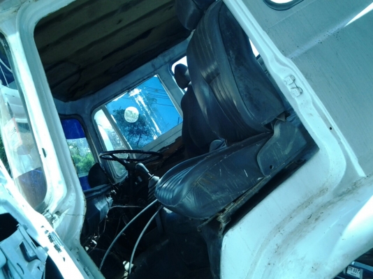 Hino KL เครื่อง EC100 ,, ho7c ก็ได้ มี2 เครื่อง ให้เลือกเบรคทิฟฟี่ เพาเวอร ช่วงล่างใหญ่KR ยาง900 ทะเบียนแจ้งจอด