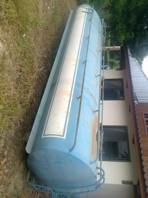 ถังน้ำ ก่อนเคยเป็นถังน้ำมัน  ความจุ 13000 ลิตร