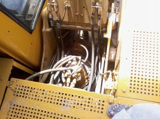 Cat 320 B ระบบไฟฟ้าเลิกใช้เอวแน่นใบสั้นเครื่องเดิมบูมอาร์มปะตามรูปภาพลอนเลอร์อยู่ครบสีเก้บทำเป็นบางส่วนทำงานได้ปกติ