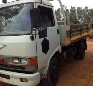 HINO FB 145 HP JO5C หกล้อดั๊มพ์ กระบะดั๊มพ์เหล็ก 4 ตันความยาว 3.70 เมตรสภาพดี เครื่องแห้งแรงดีไม่มีเยิ้ม ภายในเก๋งคอนโซลสวย พวงมาลัยเพาเวอร์ เบรคทริ๊ปฟี้ครบ ช่วงล่างคัชซีสวยไม่มีผุไม่มีดาม เฟืองท้ายกับคานหน้าติดใหญ่ติด F ครบแล้วพร้อมใช้งาน ยาง 8.25 ขอบ 16