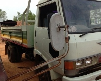 HINO FB 145 HP JO5C หกล้อดั๊มพ์ กระบะดั๊มพ์เหล็ก 4 ตันความยาว 3.70 เมตรสภาพดี เครื่องแห้งแรงดีไม่มีเยิ้ม ภายในเก๋งคอนโซลสวย พวงมาลัยเพาเวอร์ เบรคทริ๊ปฟี้ครบ ช่วงล่างคัชซีสวยไม่มีผุไม่มีดาม เฟืองท้ายกับคานหน้าติดใหญ่ติด F ครบแล้วพร้อมใช้งาน ยาง 8.25 ขอบ 16