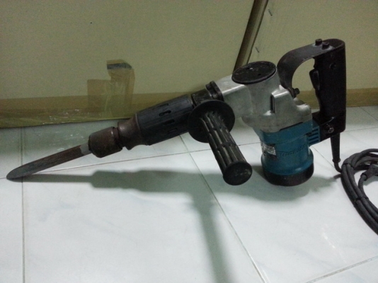 เครื่องสกัดคอนกรีตยี่ห้อmakita รุ่น 0810Tสภาพดีมากๆพร้อมใช้งานครับ