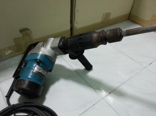 เครื่องสกัดคอนกรีตยี่ห้อmakita รุ่น 0810Tสภาพดีมากๆพร้อมใช้งานครับ