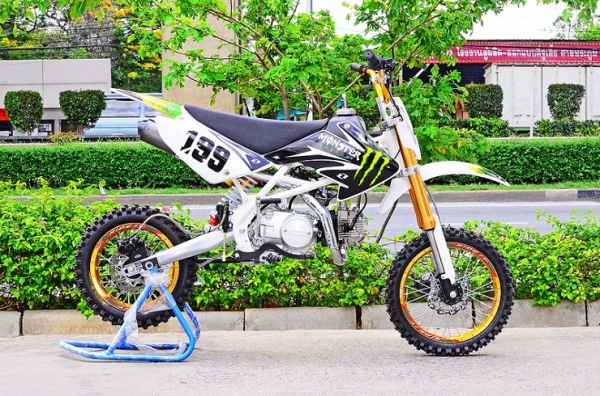 ลดล้าง stock รถ สนามเบอร์ 199 เครื่องสูตร LIFAN 125CC แรงด้วยเครื่องที่มีแรงบิดสูง ยกล้อง่ายๆ เฟรมถักรับแรงกระแทกได้สบาย กระโดดได้ โช็คหน้าหัวกลับ ท่อสูตรแต่ง และล้อ อลูมิเนียม น้ำหนักเบา ขี่ง่ายคล่องตัว โปรโมชั่น สุดท้าย เหลือเพียงไม่กี่คัน อย่ารอช้า 275